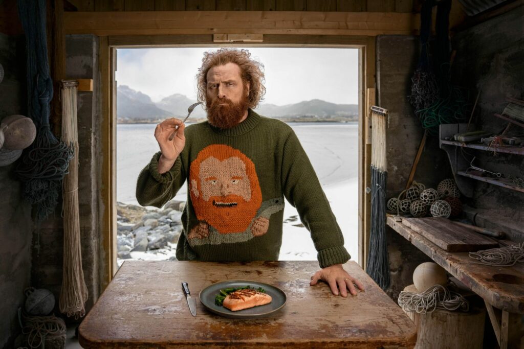 Bilde av Kristofer Hivju som spiser laks